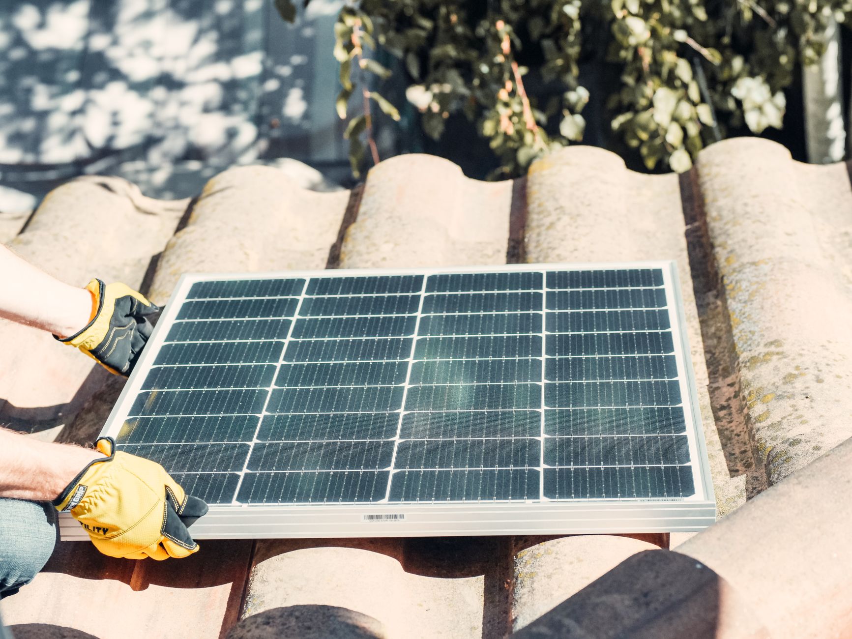 Installateur panneaux solaires équipe à Roubaix
